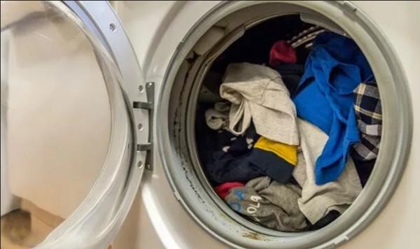 Cần luôn cẩn thận khi sử dụng các thiết bị điện, dù chúng quen thuộc đến thế nào. Ảnh: Getty. Cần luôn cẩn thận khi sử dụng các thiết bị điện, dù chúng quen thuộc đến thế nào. Ảnh: Getty.