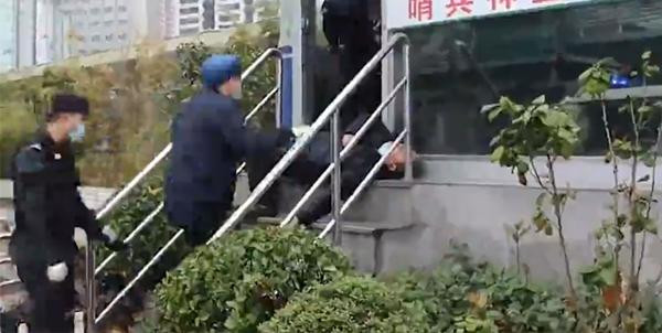 Người cha đưa thư cho cảnh sát xong thì ngã lăn ra đất. Ảnh: Sina. Người cha đưa thư cho cảnh sát xong thì ngã lăn ra đất. Ảnh: Sina.