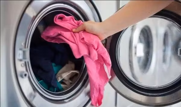 Viviane mở máy giặt lấy đồ khi máy đang vắt dở và tạm dừng chứ chưa dừng hẳn. Ảnh minh họa: Getty.