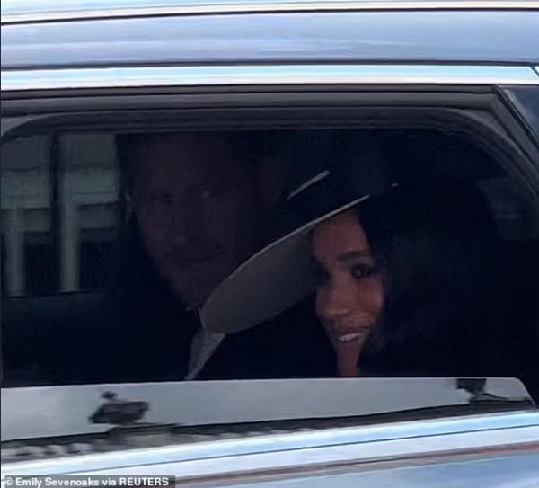Meghan vui vẻ hạ kính cửa sổ xe ô tô xuống khi thấy nhiều người đứng bên đường. Ảnh: Emily Sevenoaks via Reuters. Meghan vui vẻ hạ kính cửa sổ xe ô tô xuống khi thấy nhiều người đứng bên đường. Ảnh: Emily Sevenoaks via Reuters.