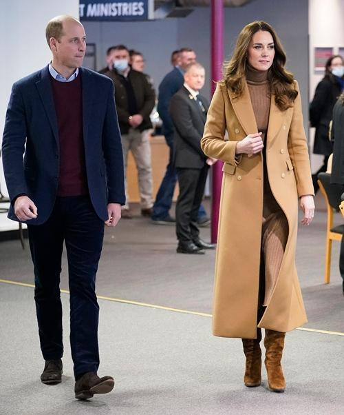 Vợ chồng William - Kate đến thăm một bệnh viện ở Lancashire. Ảnh: Danny Lawson - WPA Pool/ Getty.