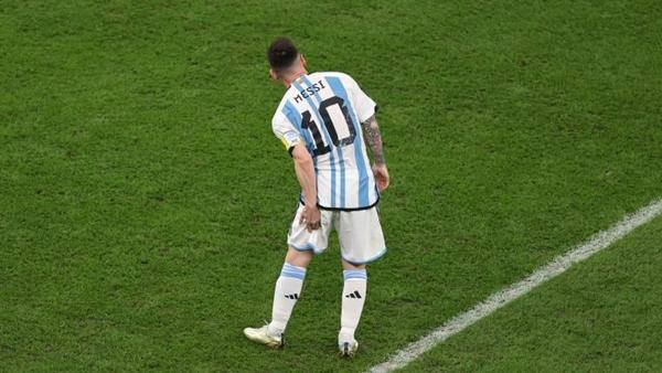 Messi có vẻ thấy khó chịu ở cơ đùi sau bên trái. Ảnh: Getty.