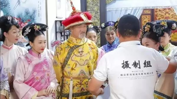 Người đàn ông duy nhất bị buộc phải đóng một vai. Ảnh: Shangguan.