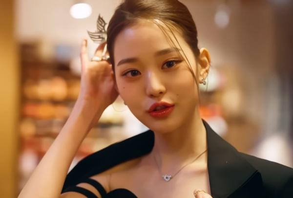 Có lẽ Jang Won Young đã không ngờ rằng chiếc trâm của mình lại gây tranh cãi như vậy. Ảnh: Vogue Korea/ YouTube. Có lẽ Jang Won Young đã không ngờ rằng chiếc trâm của mình lại gây tranh cãi như vậy. Ảnh: Vogue Korea/ YouTube.
