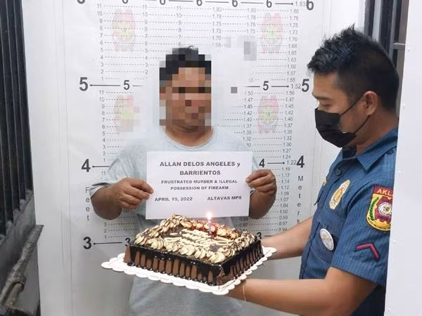 Dù được tặng bánh kem sinh nhật nhưng cũng khó mà vui nổi. Ảnh: Sở Cảnh sát Altavas.