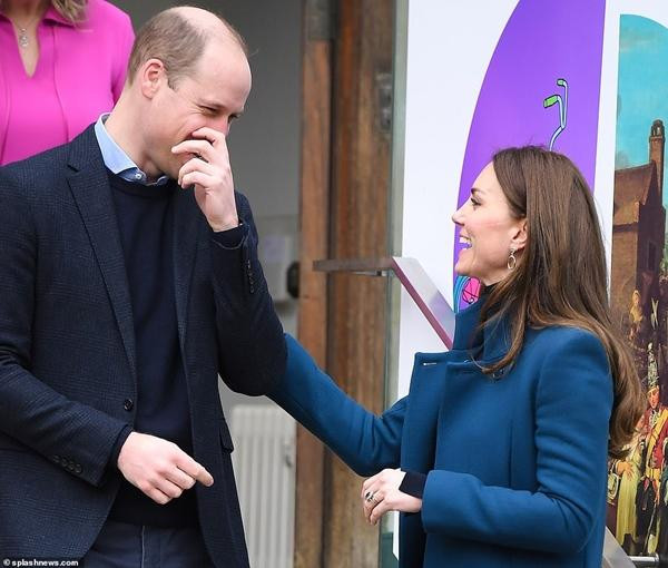 Vợ chồng William - Kate vẫn giữ tâm trạng vui vẻ, thoải mái khi ra về. Ảnh: Splashnews. Vợ chồng William - Kate vẫn giữ tâm trạng vui vẻ, thoải mái khi ra về. Ảnh: Splashnews.