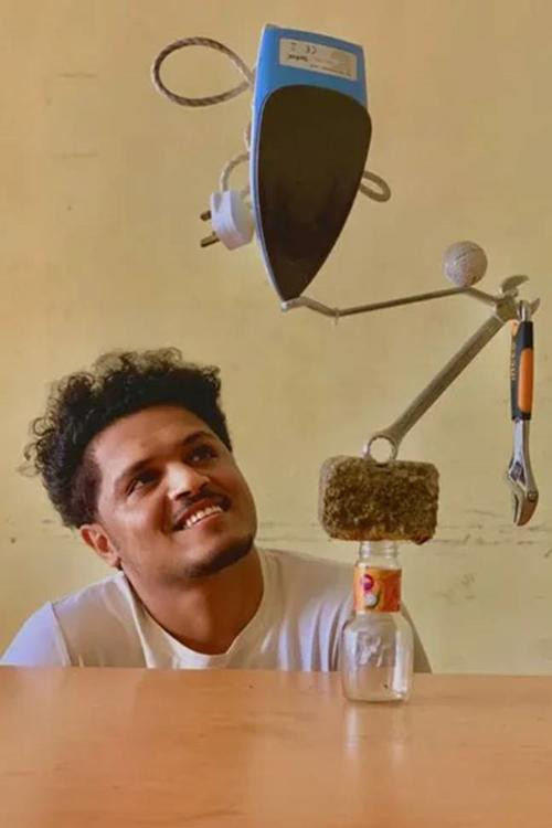 Mohammad rất thích thử thách bản thân bằng cách xếp cân bằng mọi thứ mà chúng ta tưởng như không thể. Ảnh: Guinness World Records.