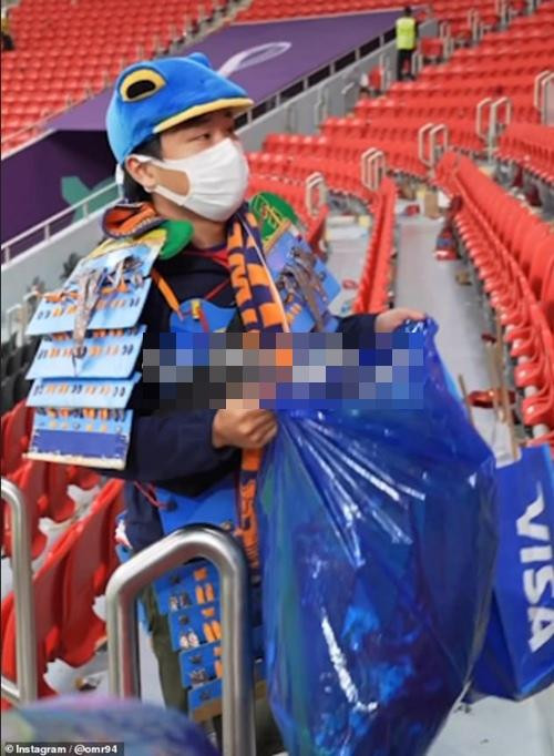 Khán giả đến từ Nhật đang nhặt rác sau trận đấu. Ảnh: Instagram.