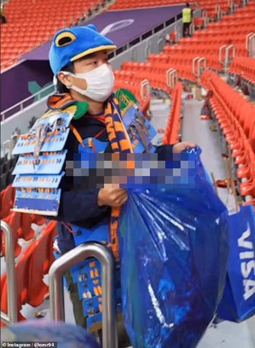 Khán giả đến từ Nhật đang nhặt rác sau trận đấu. Ảnh: Instagram.
