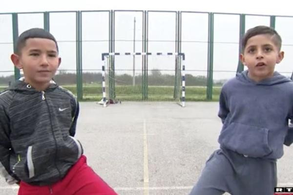 Cristiano Ronaldo Stojanovic (trái) và Leo Messi Stojanovic (phải). Ảnh: RTL Danas. Cristiano Ronaldo Stojanovic (trái) và Leo Messi Stojanovic (phải). Ảnh: RTL Danas.