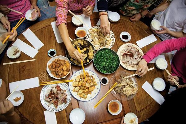 Ngày Tết gặp nhau thì vui nhưng gặp những câu hỏi oái oăm thì cũng "đắng lòng". Ảnh minh họa: Bstory. Ngày Tết gặp nhau thì vui nhưng gặp những câu hỏi oái oăm thì cũng "đắng lòng". Ảnh minh họa: Bstory.