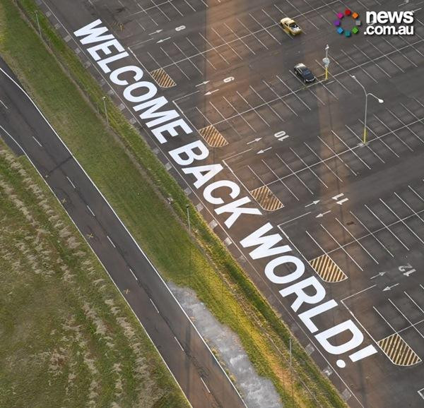 Dòng chữ lớn trên mặt đất ở sân bay Sydney, để hành khách ngồi trên máy bay chưa hạ cánh cũng nhìn thấy. Ảnh: News AU. Dòng chữ lớn trên mặt đất ở sân bay Sydney, để hành khách ngồi trên máy bay chưa hạ cánh cũng nhìn thấy. Ảnh: News AU.