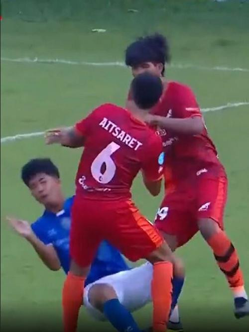 Cú ra đòn ngay trên sân bóng của Noichaiboon khiến cầu thủ đội bạn nằm sân. Ảnh: Twitter. Cú ra đòn ngay trên sân bóng của Noichaiboon khiến cầu thủ đội bạn nằm sân. Ảnh: Twitter.