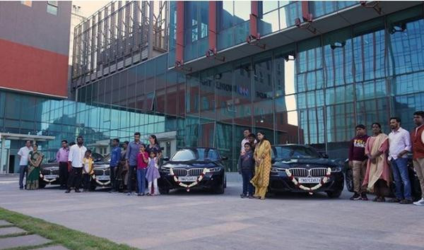 5 chiếc xe BMW giá hơn 3 tỷ đồng/ chiếc được tặng cho 5 nhân viên. Ảnh: Kissflow Inc.