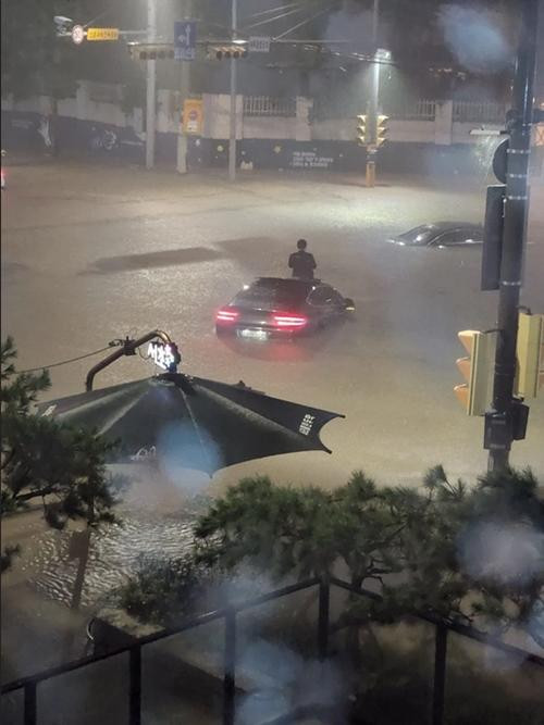 Ai đó chụp từ trên cao. Ai đó chụp từ trên cao.