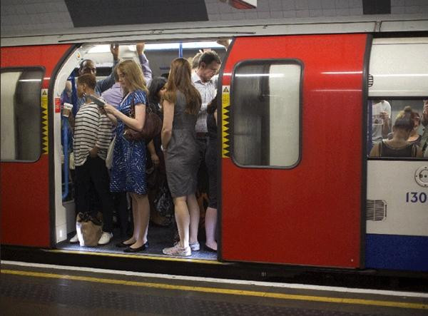 Mỗi khi tàu dừng, trên loa sẽ có lời nhắc hành khách cẩn thận bước chân. Ảnh minh họa: Getty.