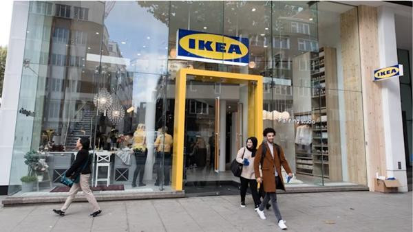 Gia đình Ikea/ Jasmine được tặng nhiều đồ IKEA miễn phí. Ảnh: Marketingweek. Gia đình Ikea/ Jasmine được tặng nhiều đồ IKEA miễn phí. Ảnh: Marketingweek.