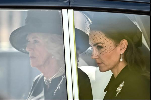 Công nương Kate không đi chung xe với Meghan. Ảnh: AFP via Getty. Công nương Kate không đi chung xe với Meghan. Ảnh: AFP via Getty.