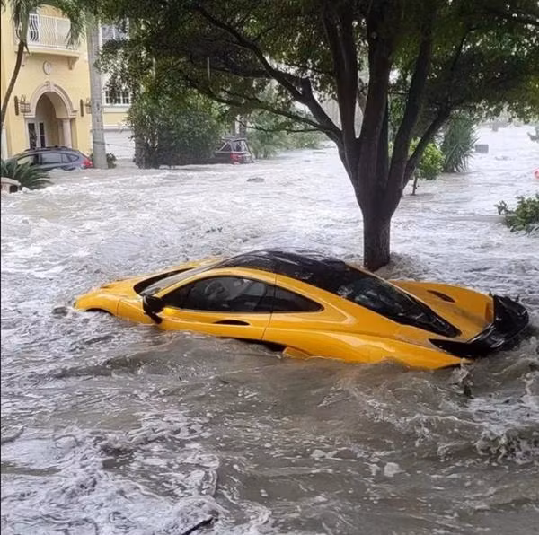 Siêu xe McLaren trở thành nạn nhân của siêu bão Ian. Ảnh: Instagram.