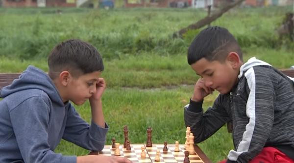 Ngoài giờ chơi bóng, Messi và Ronaldo "bản sao" còn thích chơi cờ với nhau. Ảnh: RTL Danas. Ngoài giờ chơi bóng, Messi và Ronaldo "bản sao" còn thích chơi cờ với nhau. Ảnh: RTL Danas.