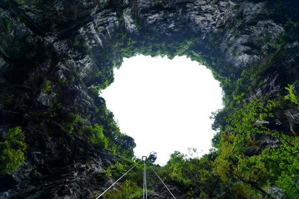 Đây đúng là một hố sụt khổng lồ. Ảnh: Twitter. Đây đúng là một hố sụt khổng lồ. Ảnh: Twitter.