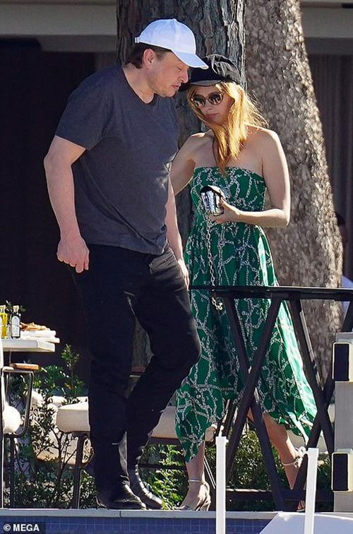 Musk và người yêu mới Natasha. Ảnh: MEGA.