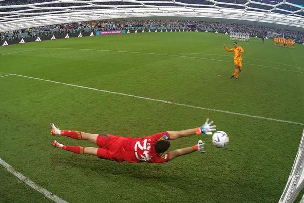 Martinez cản penalty cũng không phải dạng vừa. Ảnh: Twitter. Martinez cản penalty cũng không phải dạng vừa. Ảnh: Twitter.