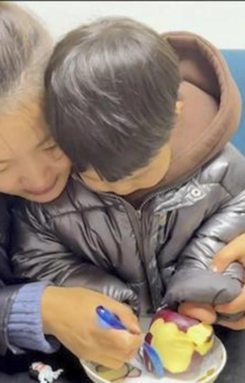 Sensen được mẹ dạy gọt táo. Ảnh: NVCC/ Yahoo.