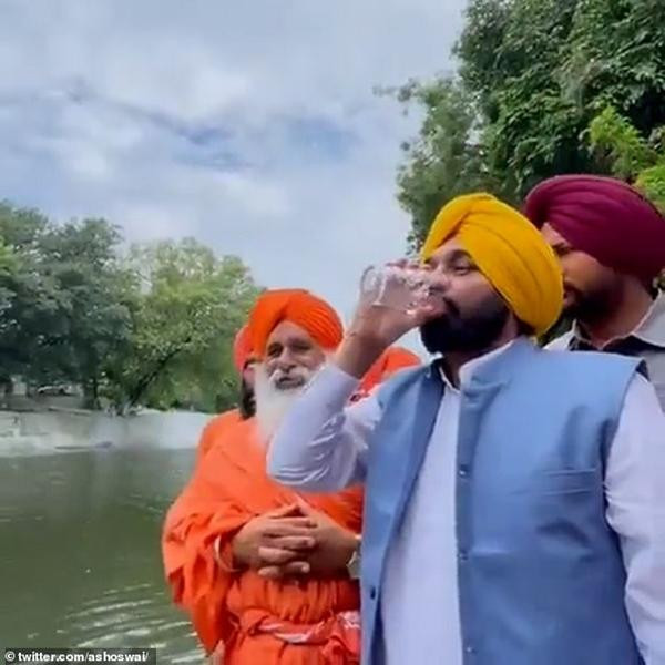 Ông Mann uống nước sông trước sự cảm phục của những người xung quanh. Ảnh: Twitter.