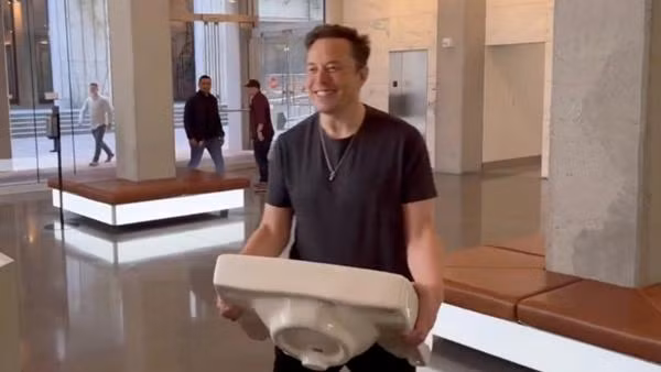 Elon Musk trong hôm đầu tiên tiến vào trụ sở chính của Twitter. Ảnh: Twitter.