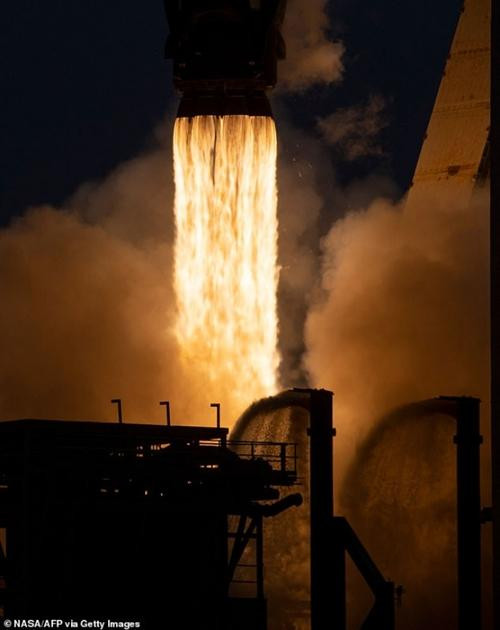 "Phi hành gia" nói rằng mình cần tiền để đi tên lửa về Trái Đất. Ảnh minh họa: NASA/ AFP via Getty. "Phi hành gia" nói rằng mình cần tiền để đi tên lửa về Trái Đất. Ảnh minh họa: NASA/ AFP via Getty.