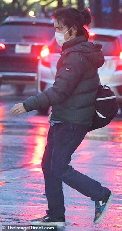 Chồng của cựu Công chúa Mako có vẻ lại để kiểu tóc "không cần cắt" và buộc đuôi ngựa. Ảnh: The Image Direct.