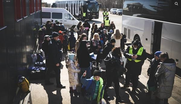 Một cậu bé Ukraine lạc quan giơ ngón tay cái sau khi được chở đến nơi an toàn. Ảnh: Juventus. Một cậu bé Ukraine lạc quan giơ ngón tay cái sau khi được chở đến nơi an toàn. Ảnh: Juventus.