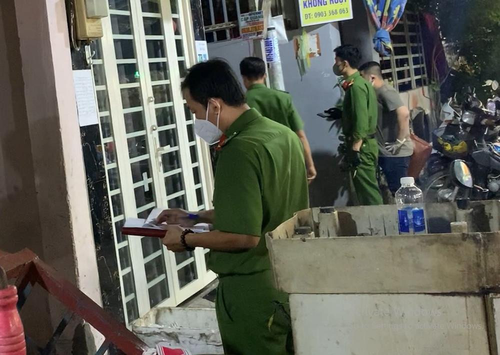 Công an phong tỏa để khám nghiệm hiện trường vụ án mạng. Ảnh: T.L