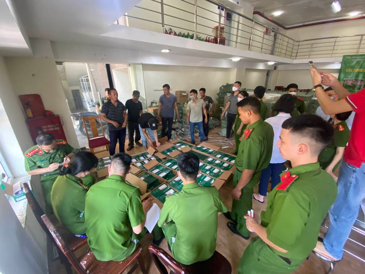 Cảnh sát khám xét tại kho chứa hàng của Phương.