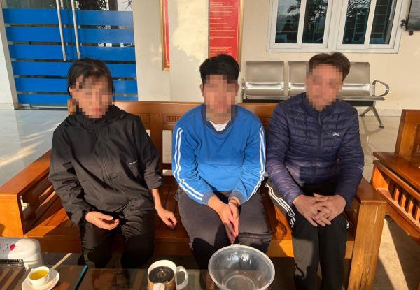 Anh N. (giữa) được CSGT cứu sống và bàn giao cho gia đình. Anh N. (giữa) được CSGT cứu sống và bàn giao cho gia đình.