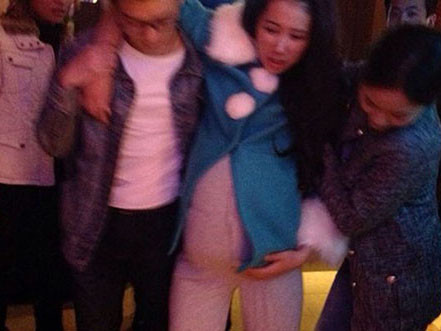 Guan-yin Mai bị vỡ ối khi lên sân khấu. Ảnh: CEN. Guan-yin Mai bị vỡ ối khi lên sân khấu. Ảnh: CEN