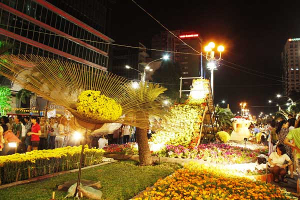 Hoa khoe sắc trong ánh đèn