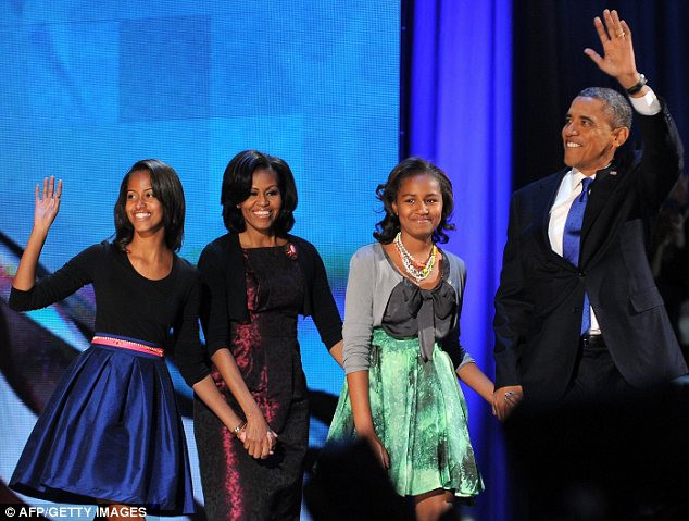 Ông Obama cùng vợ con bước lên sân khấu chào những người ủng hộ