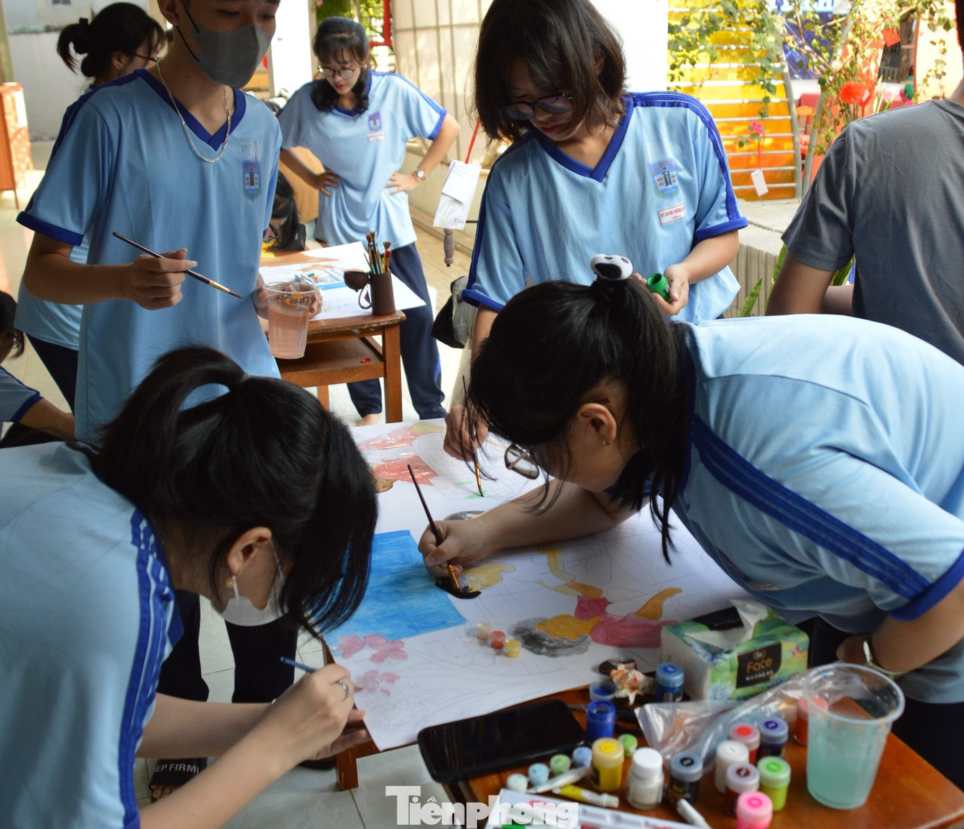 Các em học sinh thi vẽ tranh. Các em học sinh thi vẽ tranh.