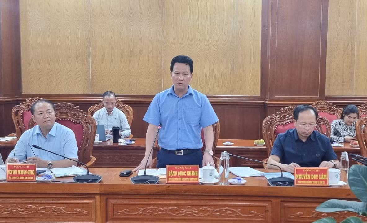 Bộ trưởng Bộ TN&amp;MT Đặng Quốc Khánh phát biểu tại cuộc làm việc.
