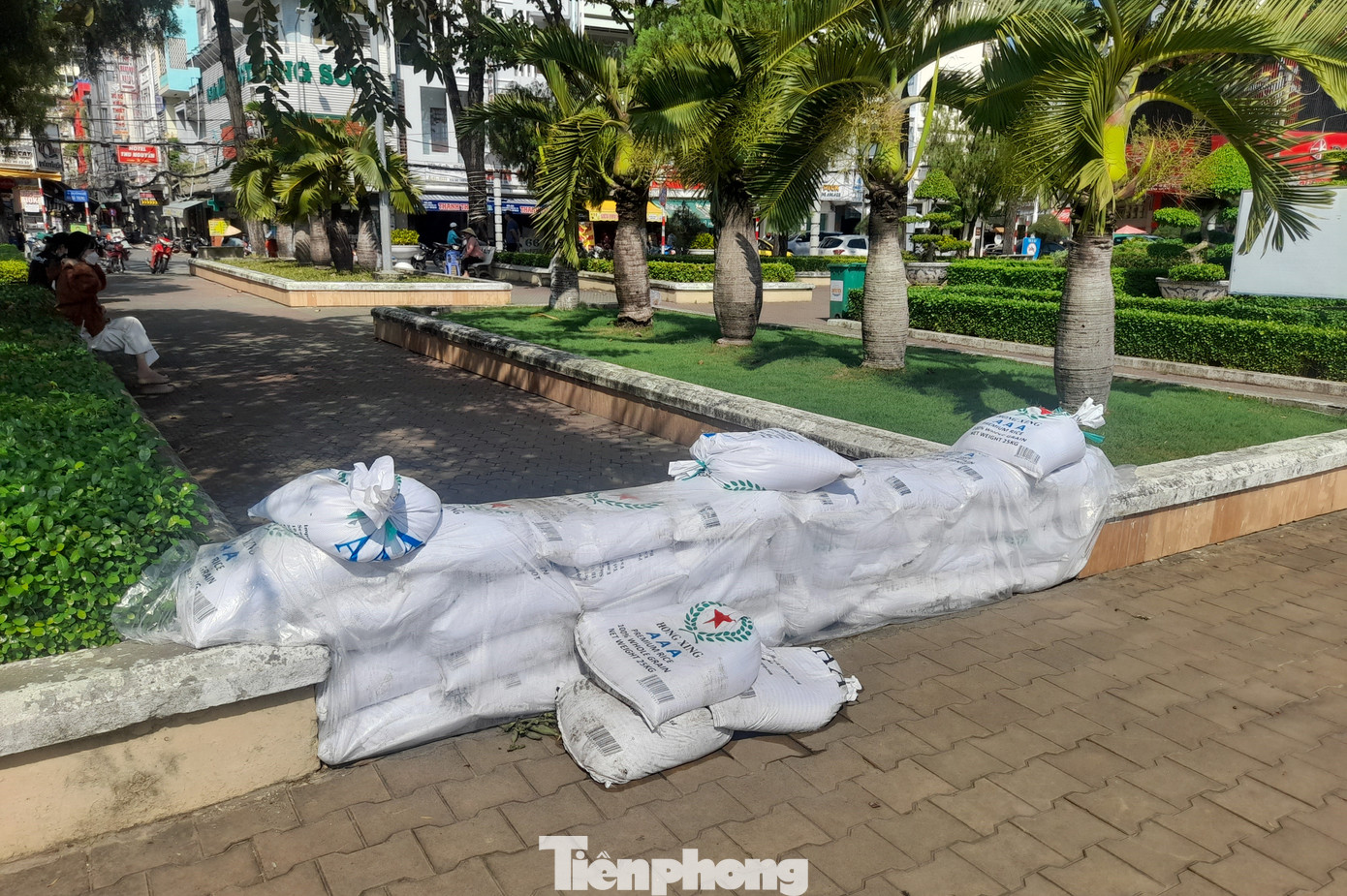 Bến Ninh Kiều là điểm du lịch nổi tiếng từ lâu ở Cần Thơ. Khu vực này cũng thuộc vùng lõi trung tâm thành phố được bảo vệ bởi hệ thống công trình như bờ kè, cống, âu thuyền, trạm bơm...