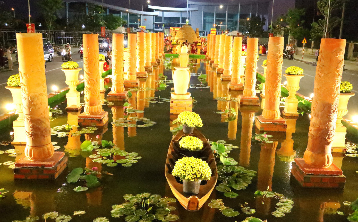 Đường gốm và hoa mừng Xuân Giáp Thìn năm 2024 phục vụ nhân dân đến ngày 19/2 (mùng 10 Tết). Sau đó, con đường sẽ được điều chỉnh một số tiểu cảnh cho phù hợp để tiếp tục duy trì phục vụ đến dịp 30/4 - 1/5.