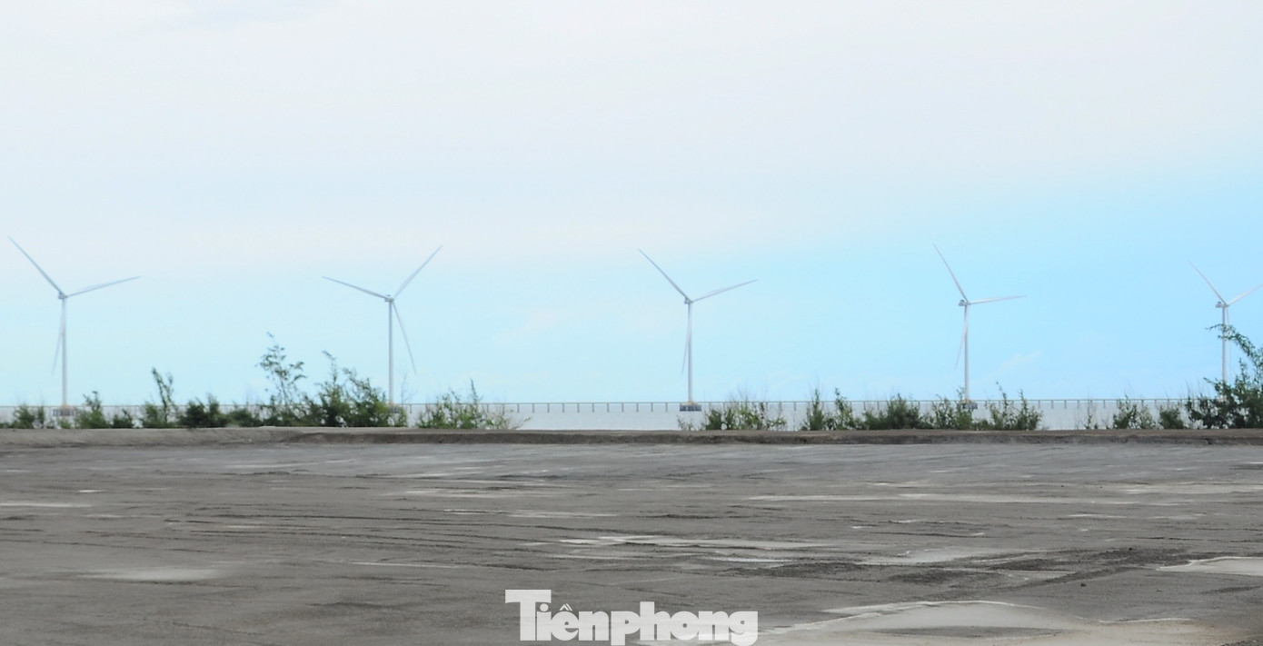 UBND tỉnh Trà Vinh đề nghị sớm ban hành khung giá phát điện của các dự án điện gió. Ảnh: CK.
