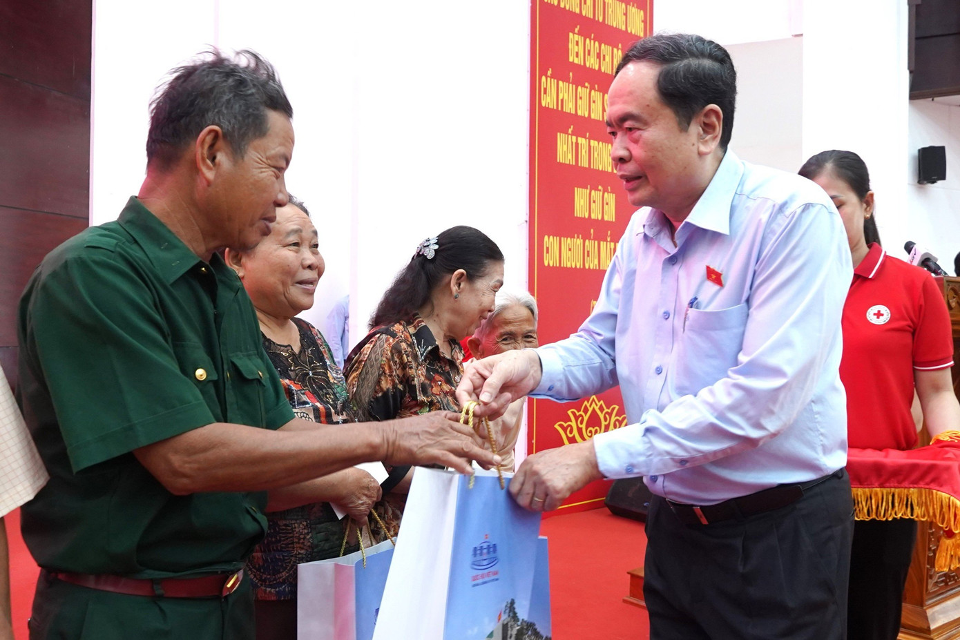 Phó Chủ tịch Thường trực Quốc hội Trần Thanh Mẫn tặng quà gia đình chính sách.