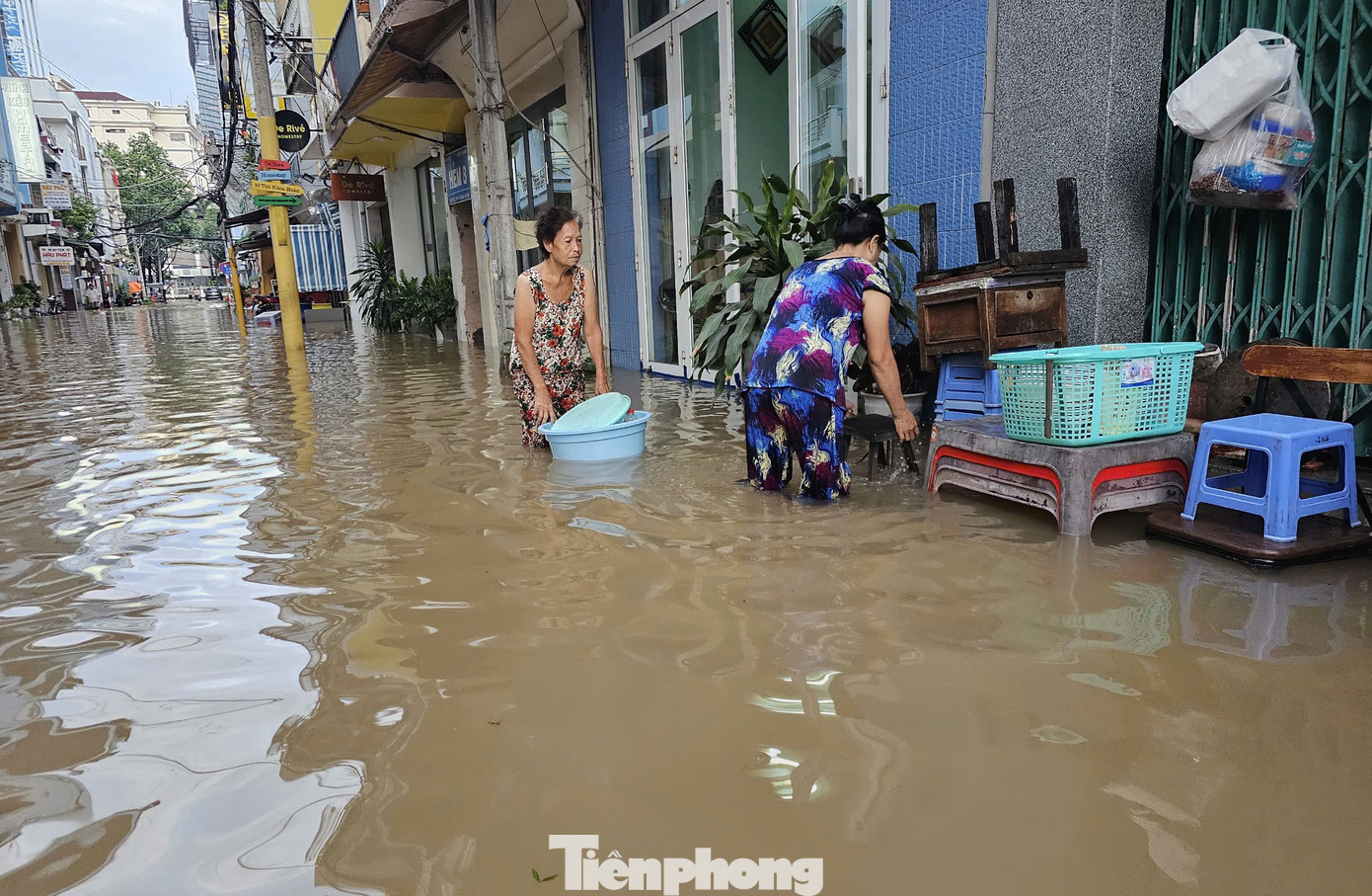 Nước ngập sâu, khiến sinh hoạt của người dân gặp khó.
