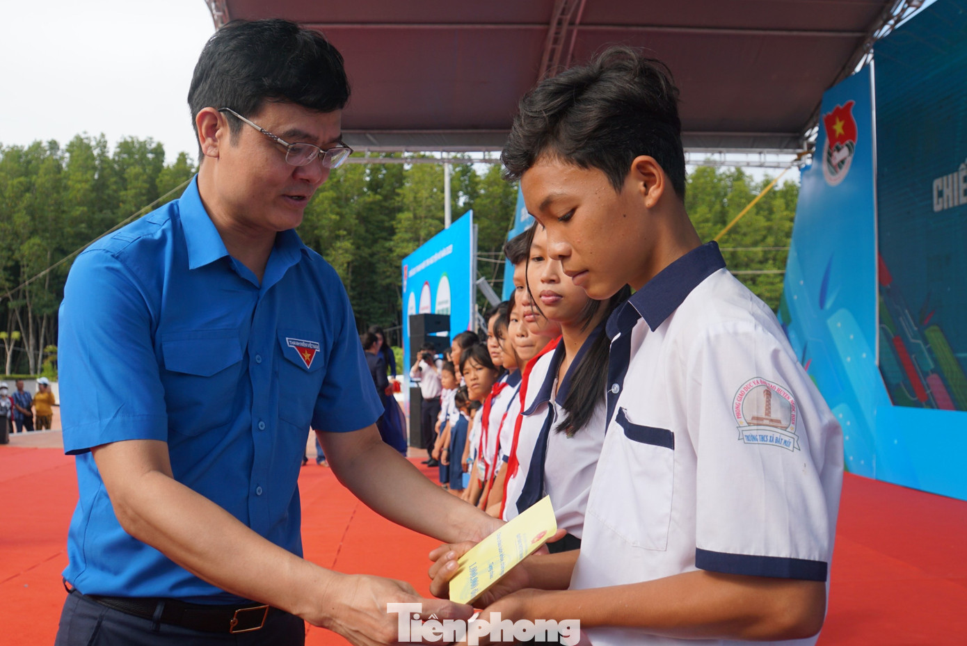 Bí thư thứ nhất T.Ư Đoàn Bùi Quang Huy tặng quà cho học sinh tỉnh Cà Mau.