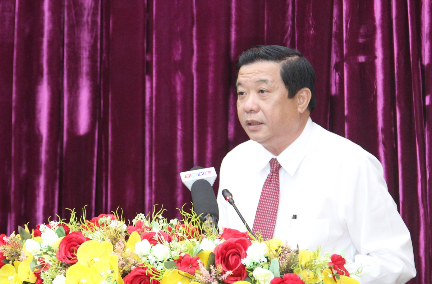 Tân Bí thư Tỉnh ủy Vĩnh Long Bùi Văn Nghiêm phát biểu nhận nhiệm vụ. Tân Bí thư Tỉnh ủy Vĩnh Long Bùi Văn Nghiêm phát biểu nhận nhiệm vụ.