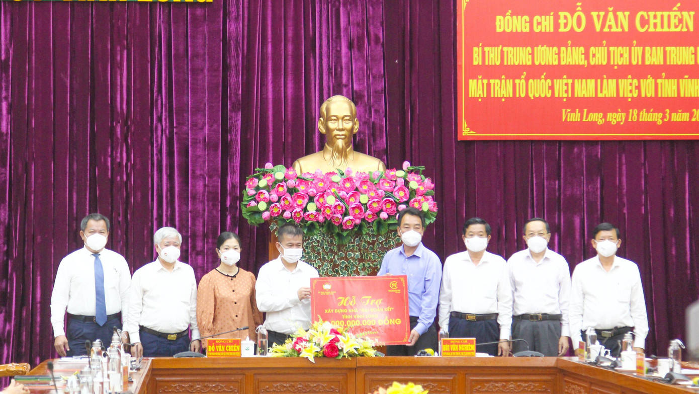 Trao tặng 56 tỷ đồng cho tỉnh Vĩnh Long thực hiện xây dựng nhà Đại đoàn kết, xóa bỏ nhà tạm. Trao tặng 56 tỷ đồng cho tỉnh Vĩnh Long thực hiện xây dựng nhà Đại đoàn kết, xóa bỏ nhà tạm.