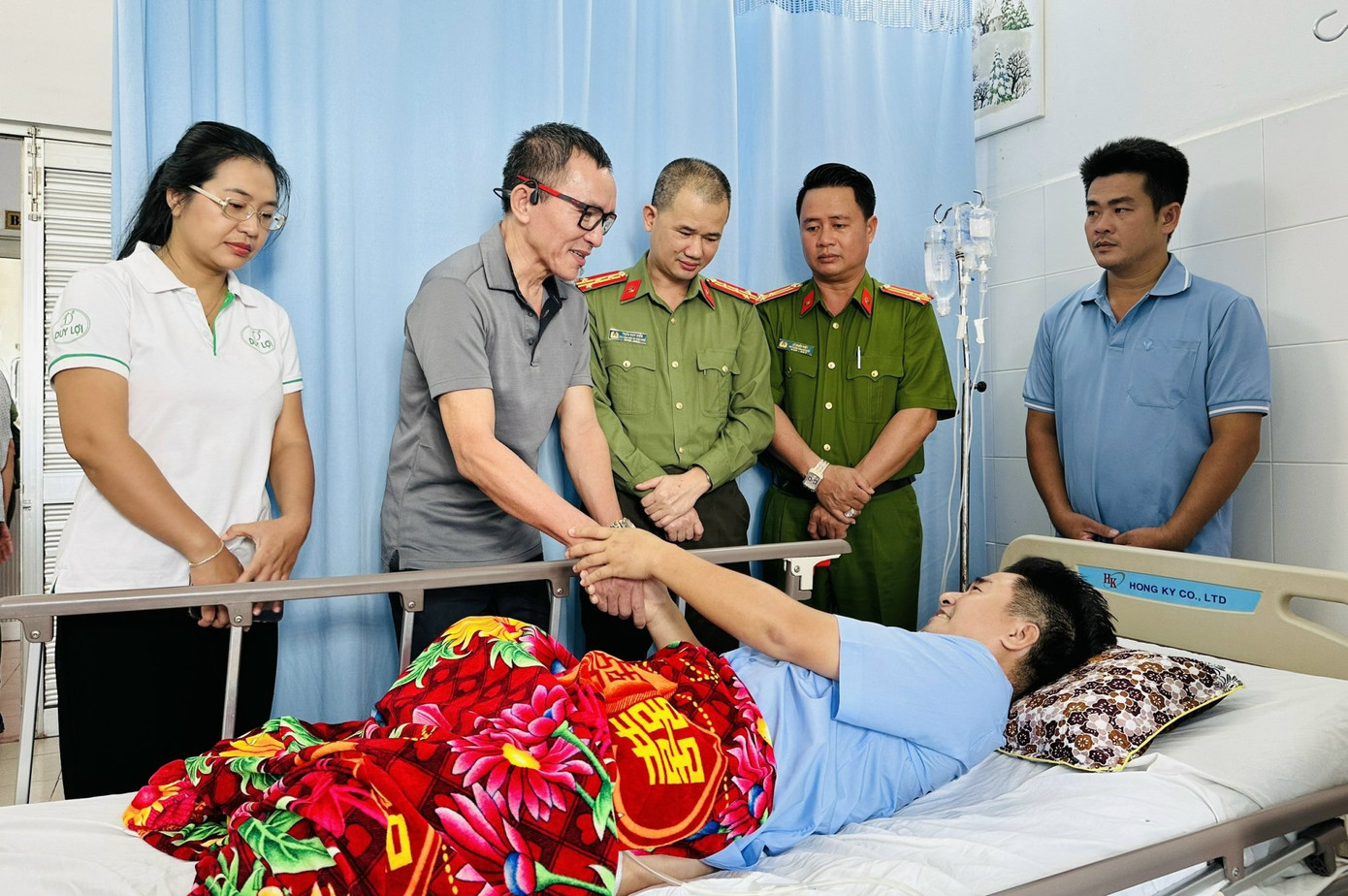 Nhiều cơ quan, đơn vị đã đến thăm hỏi, động viên Đại úy Trần Hoàng Ngôi.